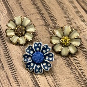 Vintage 60’s pins tacks flowers set of three